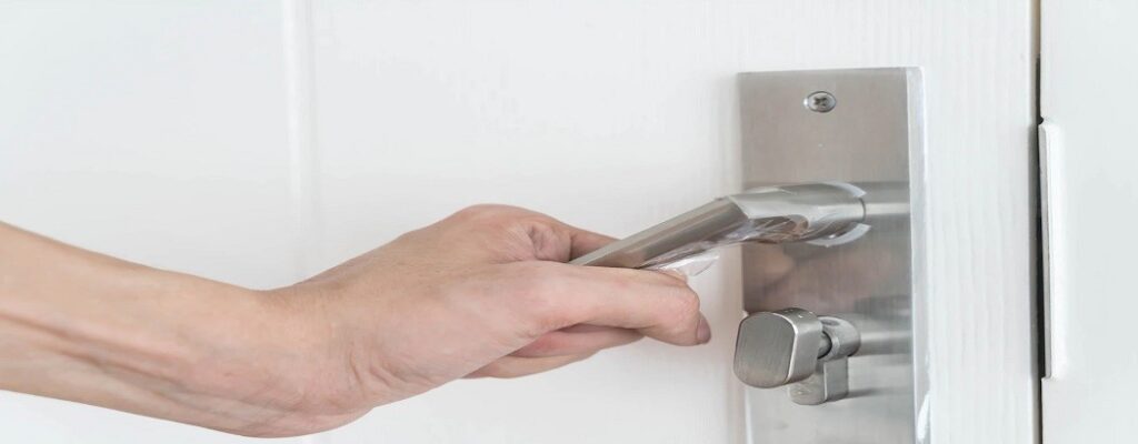 simple-ways-to-replace-door-handles-on-a-budget